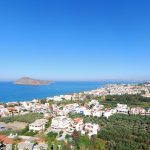 Panoraamanäkymä ylhäältä rannalle, jossa paljon vaaleita rakennuksia.