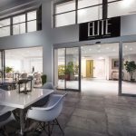 Sisäänkäynti ja terassi iltakuvassa