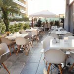 Valkoisia terassituoleja