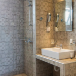 Kylpyhuoneen koristeelliset laatat