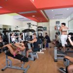 Kuntosali, jossa ihmisiä