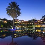 Hotelli ja uima-allas iltavalaistuksessa