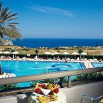 Näkymä hotellihuoneen parvekkeelta uima-altaalle