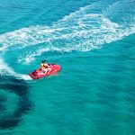 Pariskunta tekee U-käännöksen vesiskootterilla kirkkaassa vedessä