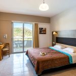 Parivuode ja näkymä parvekkeen ikkunasta