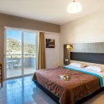 Näkymä vuoteesta ja parvekkeesta huoneessa