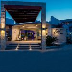 Sisäänkäynti iltavalaistuksessa