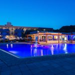 Iltakuva altaasta valaistuksessa