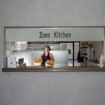 Kuva ravintolan keittiöluukusta