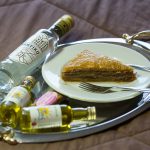 Baklavaa ja pullo pöydällä