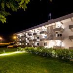 Parvekkeita iltavalaistuksessa