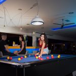 Nainen biljardipöydällä