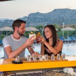 Pariskunta baaristiskillä