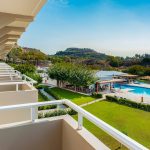 Parvekenäkymä altaalle ja puutarhaan