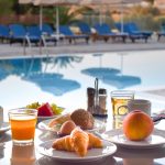 Mehuja ja hedelmiä aamiaisella