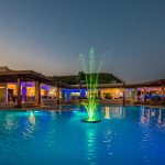 Suihkulähdekuva altaasta illalla