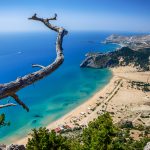 Näkymä korkealta merelle ja Tsambikan rannalle. Etualalla kuolleen puun oksa.