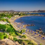 Maisema Falirakin rannalle ilta-auringossa.