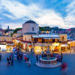 Hippokrateen aukio iltavalaistuksessa.