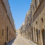 Näkymä ylämäkeen kapealla Ritarien kujalla.