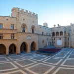 Panoraamanäkymä autiolle Suurmestarin palatsin aukiolle.