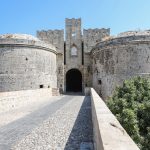 Vanhan kaupungin muurit ja portti.