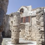 Rodoksen Vanhan kaupungin muureja ja kyltti.