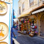 Näkymä Vanhan kaupungin ostoskujalle, etualalla koristeellisesti maalattuja lautasia.