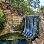 Pieni vesiputous Epta Pigesin puistossa.