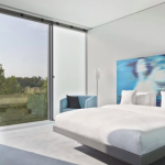 Parivuode ja näkymä ikkunasta kaupunkiin