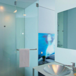 Kylpyhuoneen lasista suihkuseinää