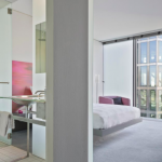 Osa kylpyhuoneesta, sänky ja näkymä ikkunasta