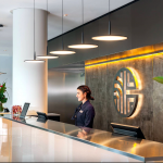 Nainen vastaanottoiskin takana