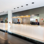 Henkilökuntaa vastaanottotiskin takana