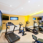 Juoksumatto ja muita kuntolaitteita