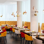 Värikkäitä tuoleja ja pöytiä