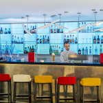 Mies seisoo baaritiskin takana