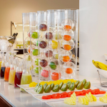 Hedelmiä aamiaispöydällä