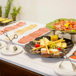 Aamiaispöydän tarjoilua