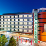 Hotelli iltavalaistuksessa