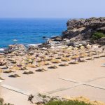 Ylhäältä kuvattu näkymä rannalle, jossa paljon aurinkovarjoja.