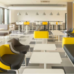 Pöytä ja tuoleja ravintolassa