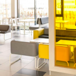 Keltainen lasiseinä