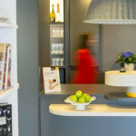 Nainen vastaanottotiskillä