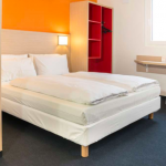 Parivuode ja oranssi seinä