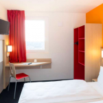 Huoneen yleisnäkymä, TV yläkulmassa