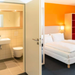 Kylpyhuone ja taustalla parisänky