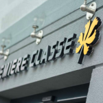 Hotellin sisäänkäynti ja nimi