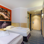 Kaksi vuodetta ja taustalla ovi auki käytävään