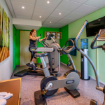 Nainen kuntoilee salilla